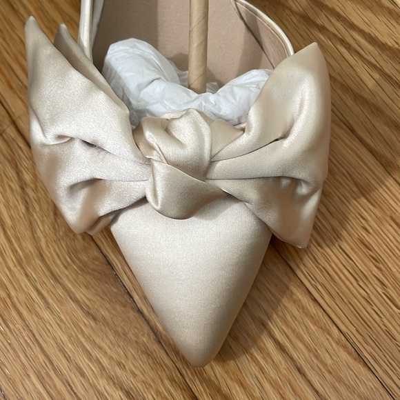 Seychelles Ivory Satin Bow Kitten Heels - Picture 3 of 9